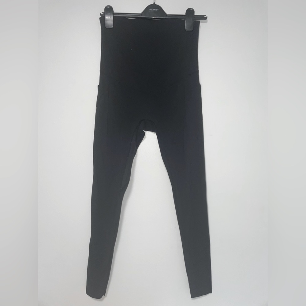Maacie | For Moms To Be Comfy & Stylish Black Maternity Legging With Pockets